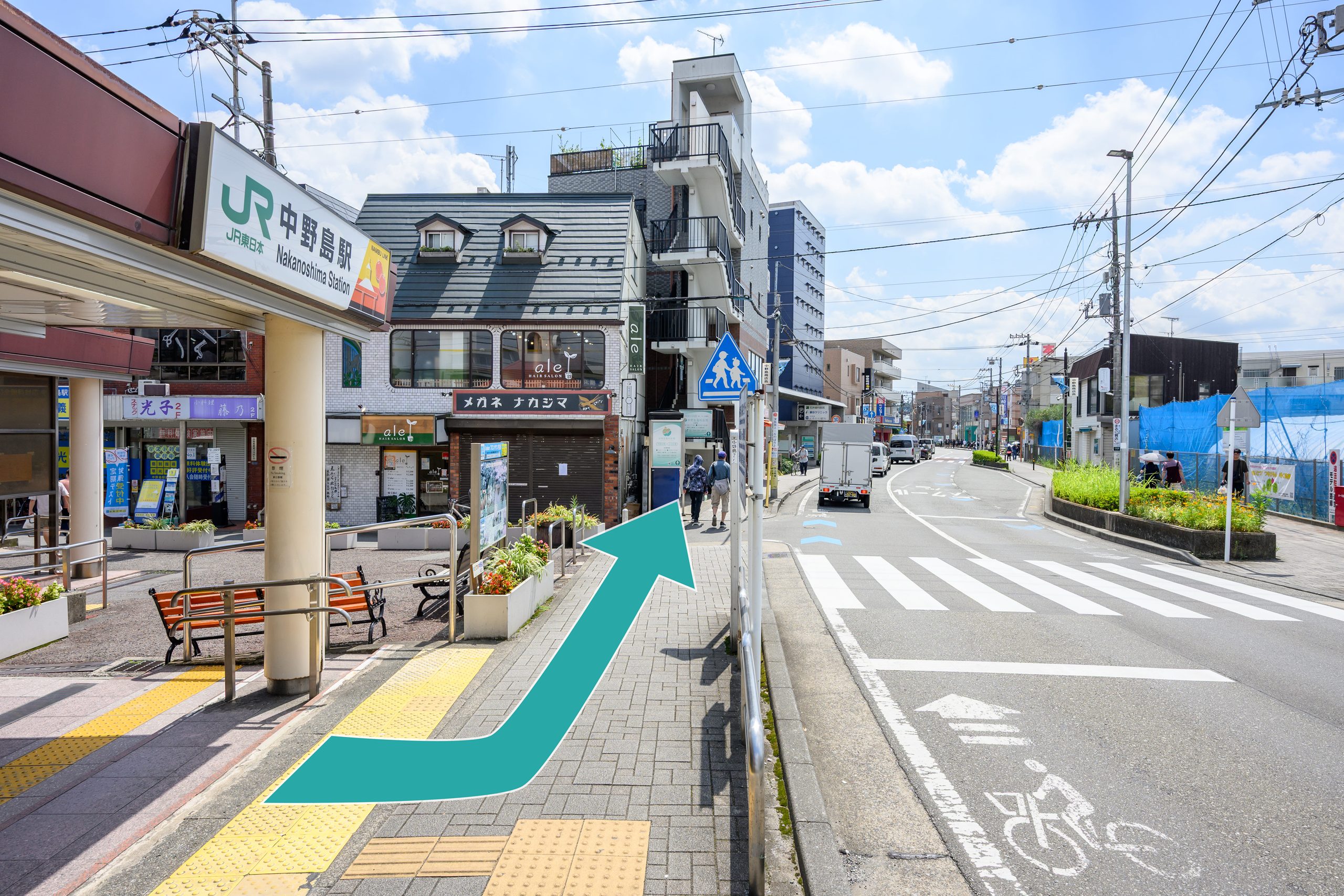 駅前の通りを道なりにまっすぐ進みます。