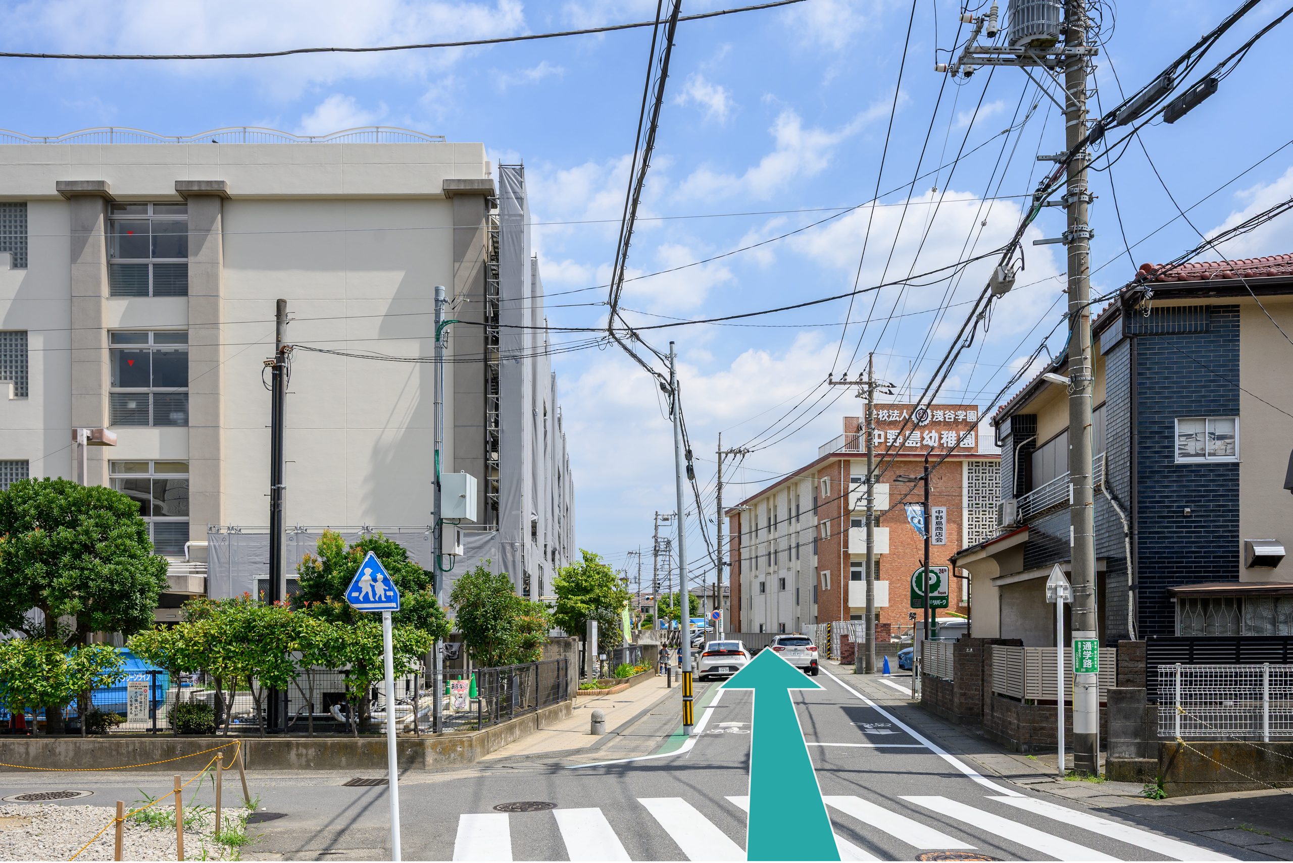 「中野島小学校」の前をまっすぐ直進します