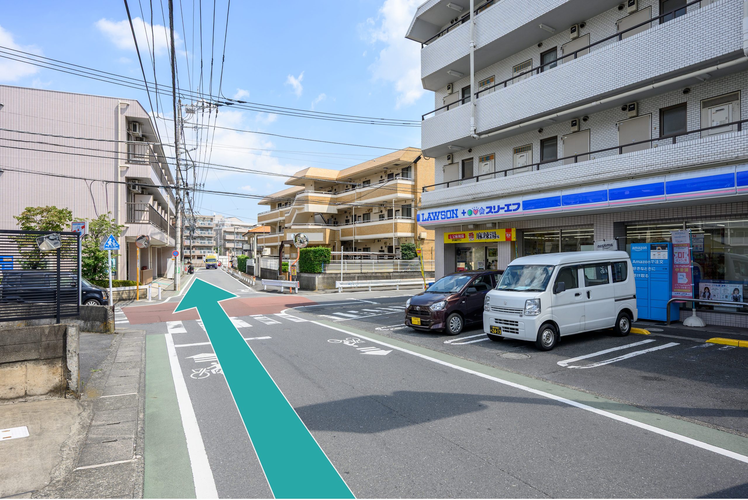 「ローソン」の前をまっすぐ直進します
